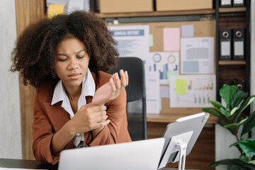 Obraz premium Woman have wrist pain after work hard in office feeling so pain and illness with Office syndrome symptom, healthcare office syndrome concept.