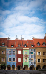 Obraz premium Merchant houses in the Poznan Old Market Square at sunrise, Poland.