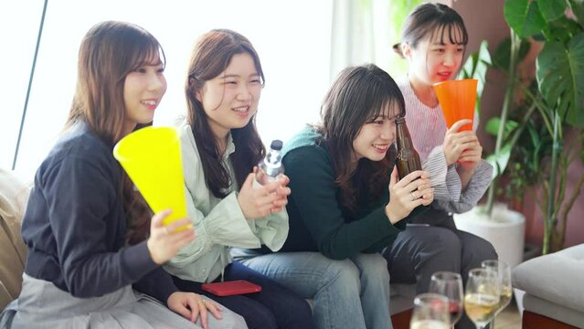 スポーツ観戦する女性4人

