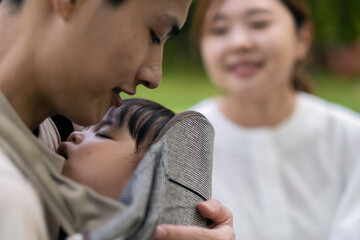 娘,を抱く父親のクローズアップ