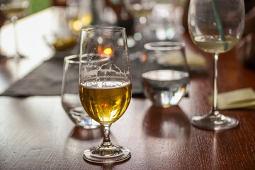 halbvolles Bierglas nach Party