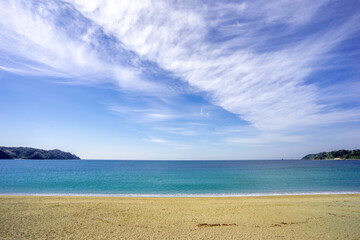 Fototapeta na wymiar 快晴の青空とビーチ