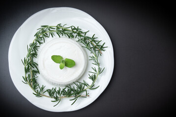 豆腐のようなチーズケーキのような柔らかいチーズをハーブと共に © megustaelbosque2020