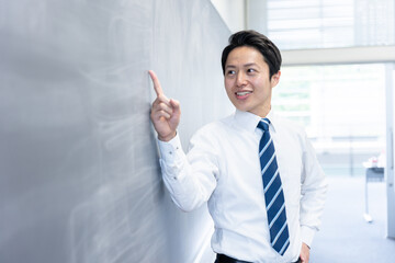 教室で授業する教師