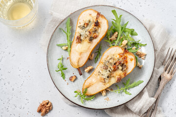 Pear baked with blue cheese, honey and walnuts with arugula salad