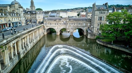 Naklejka premium Aerial drone shot of the Pulteney Bridge in Bath, England