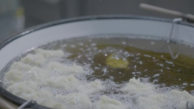 preparazione di pettole fritte