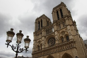 Fototapeta na wymiar Dame cathedral with street lamppost in Paris, France