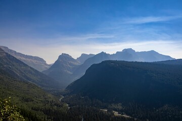 Naklejka premium Scenic view of mountain forests during daytime in Glacier National Park, Montana