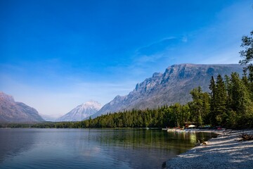Obraz premium Scenic view of a lake shore during daytime in Glacier National Park, Montana