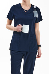 bardak tutan hemşire