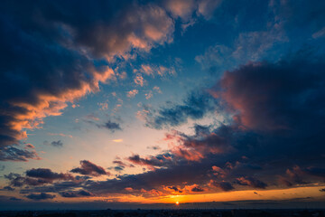 残暑の夕陽に照らされて広がる積雲