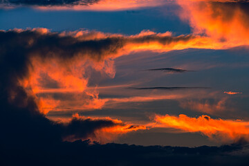 Fototapeta na wymiar 残暑の中、夕焼けに映る乱層雲