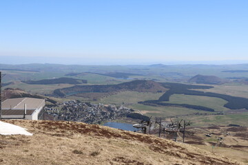 Vue depuis le Sancy sur Super Besse, Le lac des Hermines, Le lac Pavin, Le lac de Bourdouze et le...