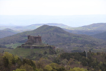 Fototapeta premium Château de Murol et son paysage