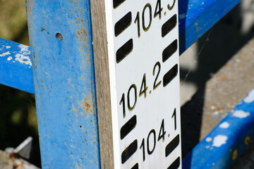 Wskaźnik poziomu wody rzeki z bliska. Wodowskaz podtopienia © Paweł Kacperek