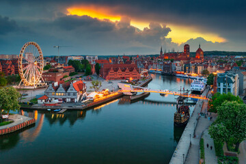 Old town of Gdansk reflected in the Motlawa river at sunset, Poland. - obrazy, fototapety, plakaty