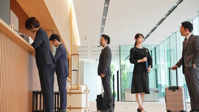 フロントで案内を受ける旅行客