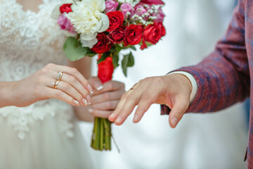 Obraz na płótnie Canvas wedding rings of the bride and groom on their hands