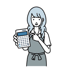 立って電卓を指差してこちらに向けて見せているエプロンをした店員の女性