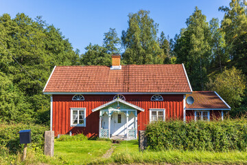 Fototapeta na wymiar Idyllic little red cottage in the countryside