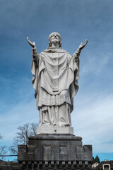 Fototapeta na wymiar Monumento religioso na praça Peyramale no Santuário de Lourdes em França 