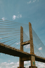 Naklejka premium Ponte estaiada com céu azul e nuvens