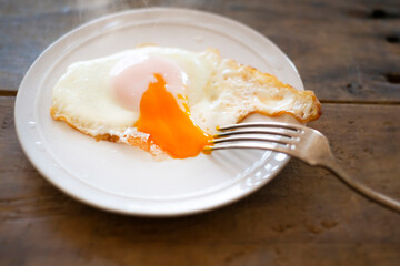 半熟の目玉焼き