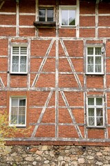 Obraz premium Ściana starego budynki wraz z oknami