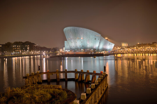 El Science Center Nemo es un centro de ciencias situado en &Aacute;msterdam, Pa&iacute;ses Bajos, dise&ntilde;ado por Renzo Piano.