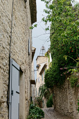 Ruelle à l'ancienne au centre de Séguret dans le Vaucluse - France