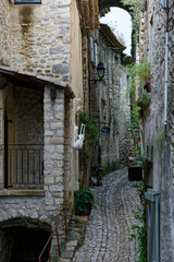 Fototapeta na wymiar Ruelle du village de Séguret dans le Vaucluse - France