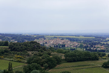 Fototapeta na wymiar Commune de Sablet vue de Séguret dans le Vaucluse - France.