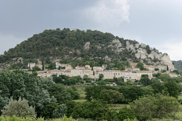 Fototapeta na wymiar Village de Séguret vu de Sablet dans le Vaucluse - France