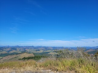 Montanhas sob o céu azul.