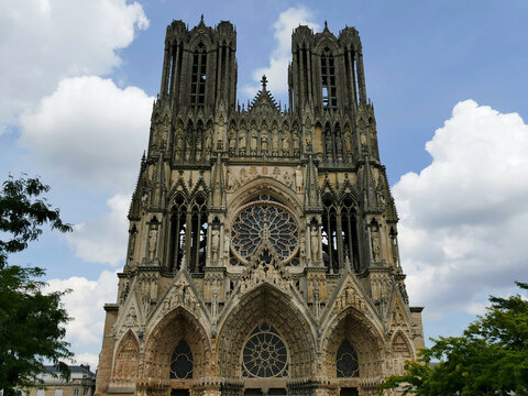 La fa&ccedil;ade de la cath&eacute;drale Notre-Dame de Reims