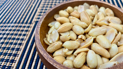 Buttered peanuts, snacks to accompany alcohol