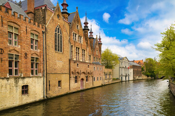 Naklejka premium Perspective of the typical houses that surround the canals of the historic center of Bruges, Belgium.