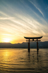 広島 夏の宮島に沈む美しい夕日と厳島神社の大鳥居