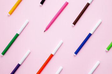 Set of multicolored felt-tip pens on pink background. Back to school. Flat lay - obrazy, fototapety, plakaty