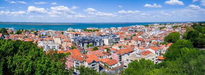 vue panoramique aérienne d'Arcachon sous un ciel bleu d'été