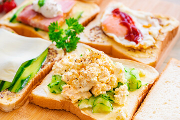 サンドイッチの具材をパンにのせる