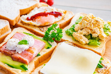 サンドイッチの具材をパンにのせる