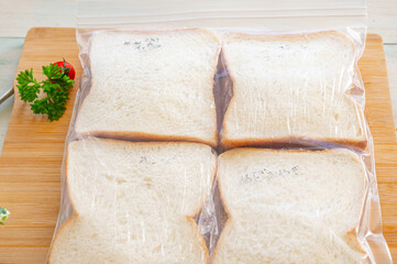 冷凍用保存袋にいれて凍らすサンドイッチ