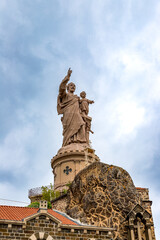 Fototapeta na wymiar Statue monumentale de Saint-Joseph-de-Bon-Espoir à Espaly-Saint-Marcel
