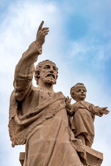 Fototapeta premium Statue monumentale de Saint-Joseph-de-Bon-Espoir à Espaly-Saint-Marcel