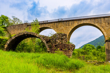 Fototapeta na wymiar Viaduc et Vieux Pont de Lavoûte-sur-Loire en Auvergne