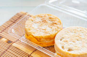 
パック入りの小さな丸いお好み焼き
