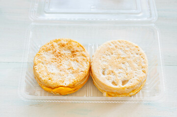 パック入りの小さな丸いお好み焼き