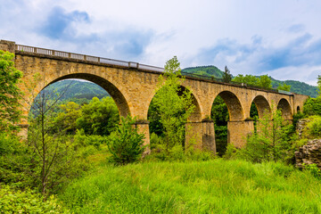 Fototapeta na wymiar Viaduc aval de Lavoûte-sur-Loire en Auvergne